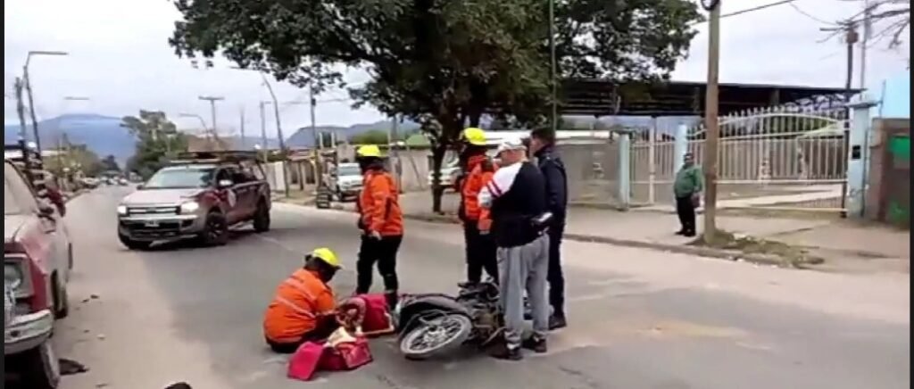 Automovilista quiso doblar en U y chocó a una moto cuya conductora quedó gravemente herida WhatsApp Image 2023 07 07 at 9.39.19 AM