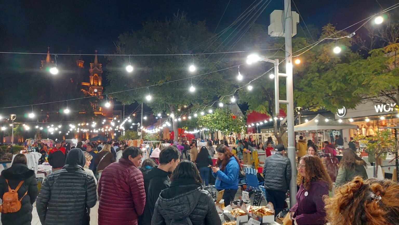 Intensa actividad turística en Capital en la primera semana de vacaciones feria plaza 25