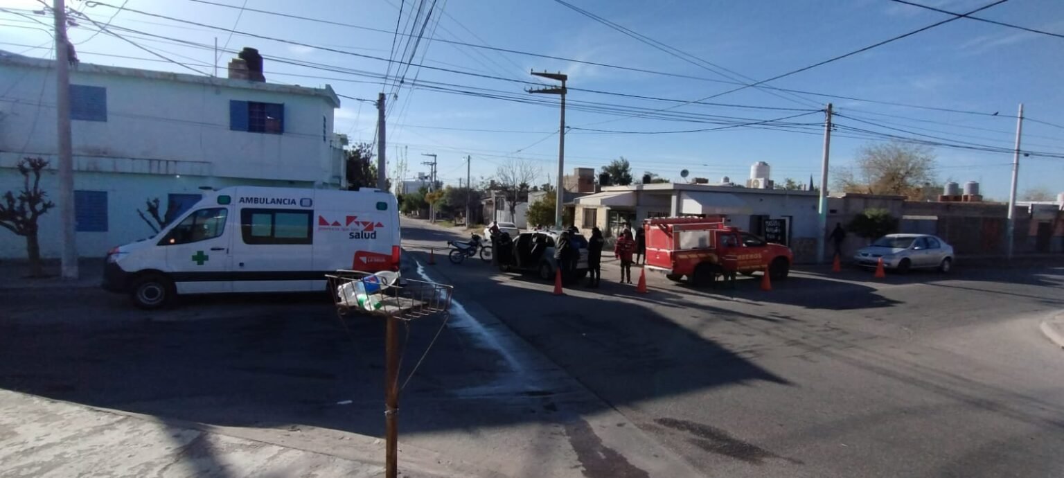 Fuerte colisión entre moto y auto dejó una mujer herida Accidente