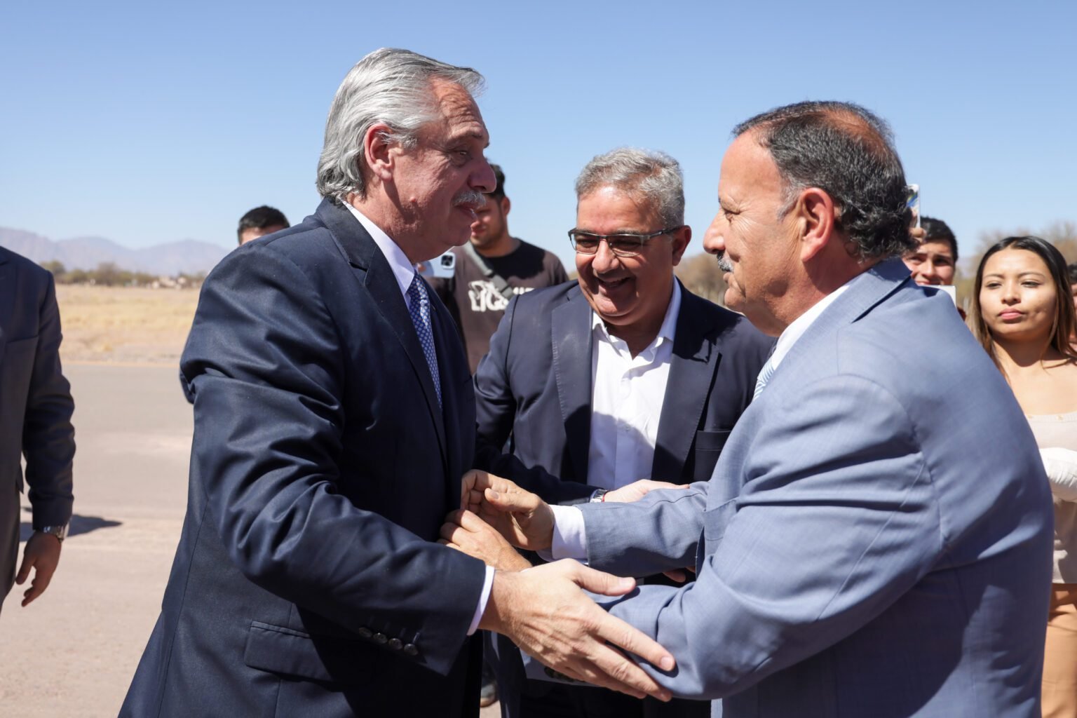 Alberto pidió a los gobernadores que paguen el bono y resaltó las acciones de Quintela y Jalil Foto 01