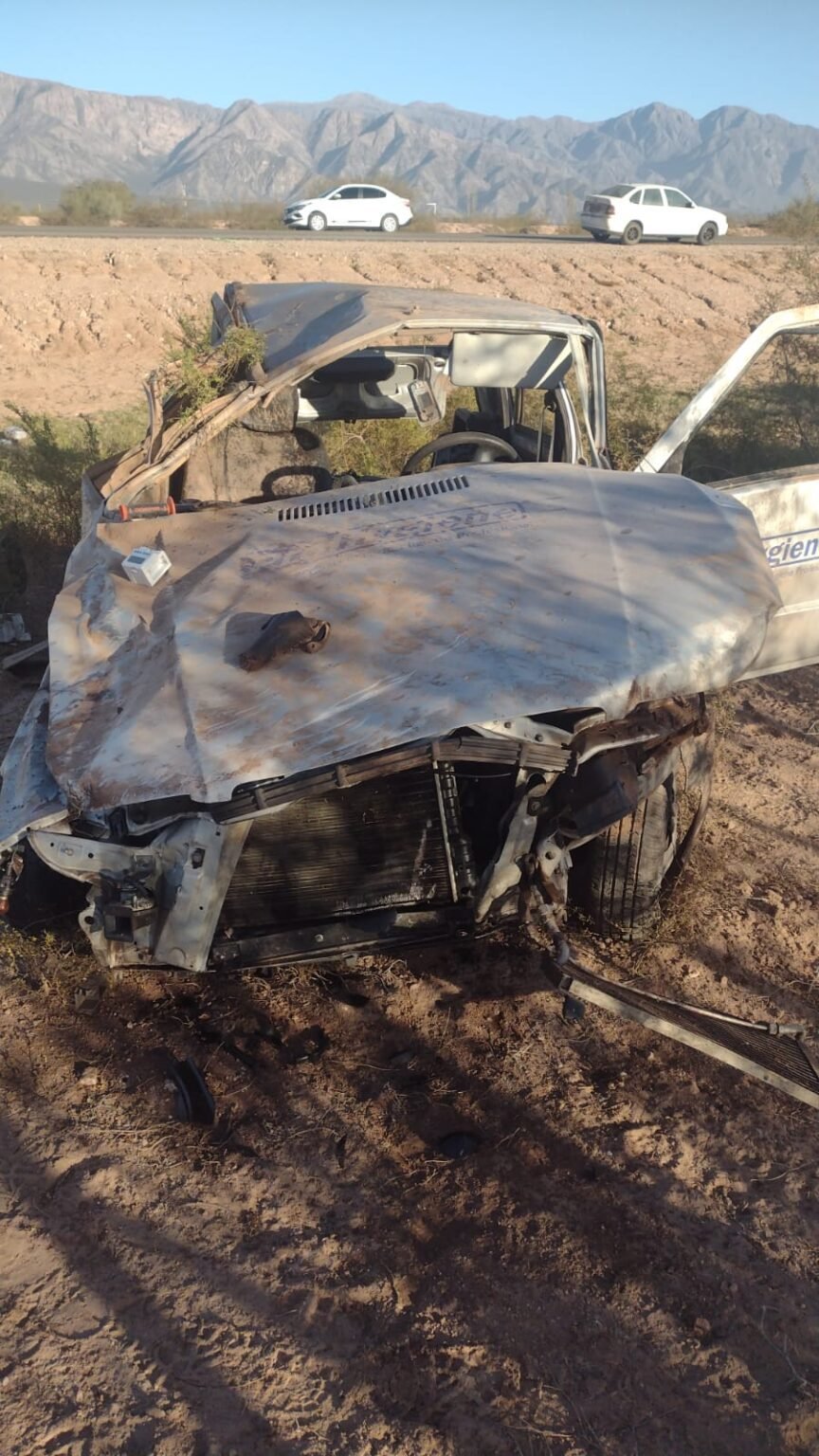 Impresionante vuelco en Vichigasta deja conductor con lesiones WhatsApp Image 2023 08 10 at 10.44.20 AM