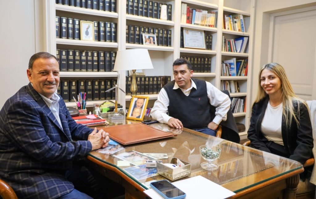 El gobernador recibió a autoridades del Colegio Médico WhatsApp Image 2023 08 10 at 5.48.20 PM