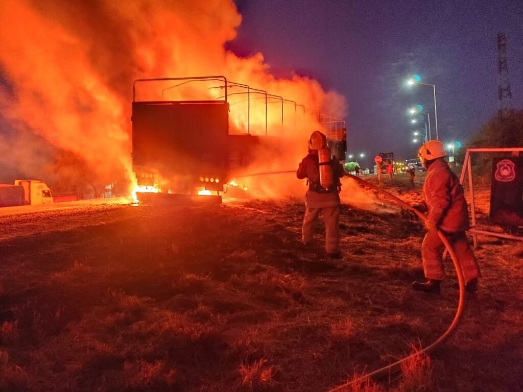 Un camión se prendió fuego en Ruta 38 WhatsApp Image 2023 08 14 at 12.06.14 PM