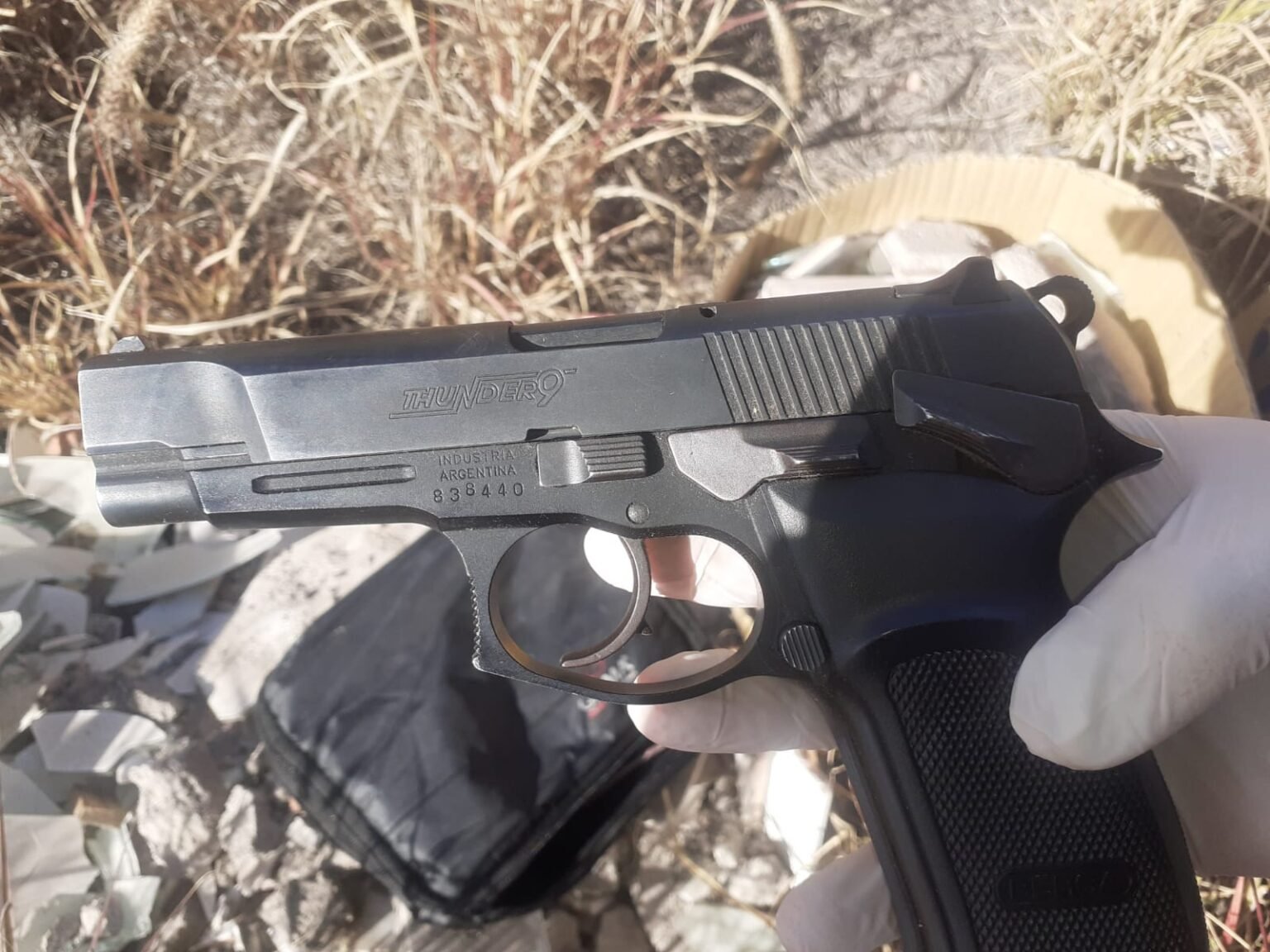 Hallaron un arma reglamentaria en la vía pública WhatsApp Image 2023 08 16 at 11.16.57 AM