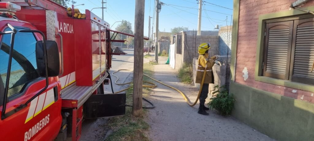 Bomberos controlaron dos incendios forestales y en una vivienda en la tarde del martes 1 WhatsApp Image 2023 08 16 at 12.26.59 AM