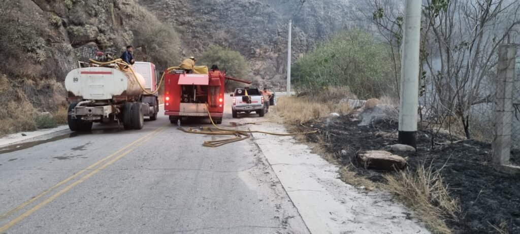 Bomberos controlaron dos incendios forestales y en una vivienda en la tarde del martes 2 WhatsApp Image 2023 08 16 at 12.27.02 AM
