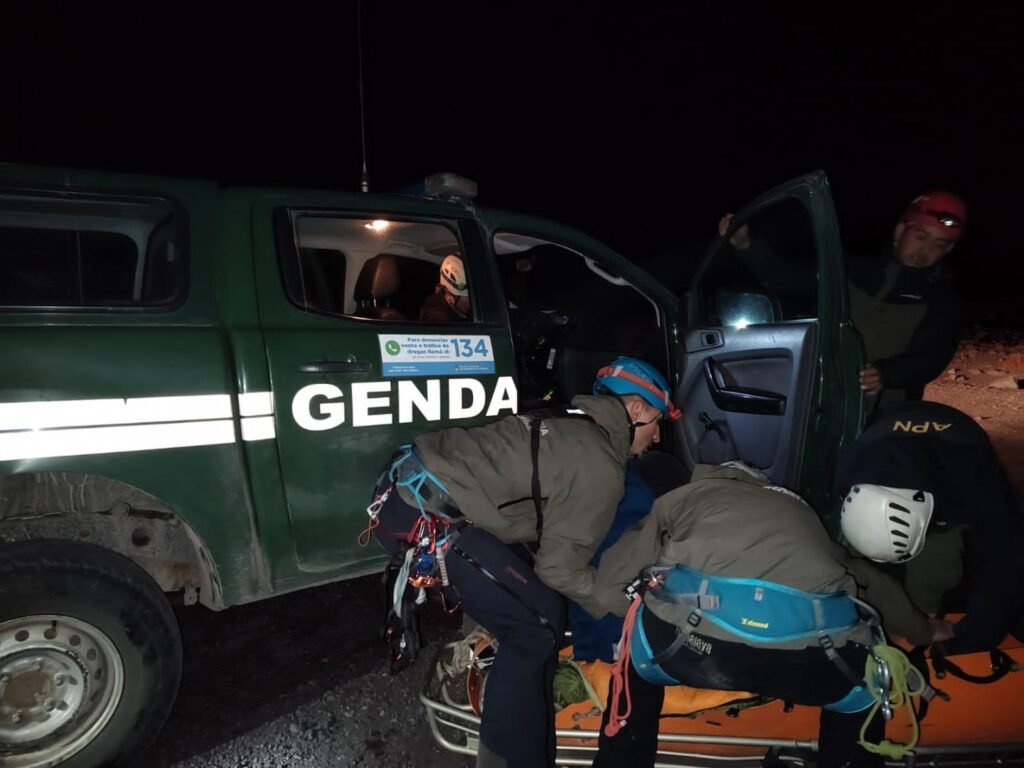 Rescatan a un andinista con fractura de tibia y peroné en el Volcán Lanín img 2245