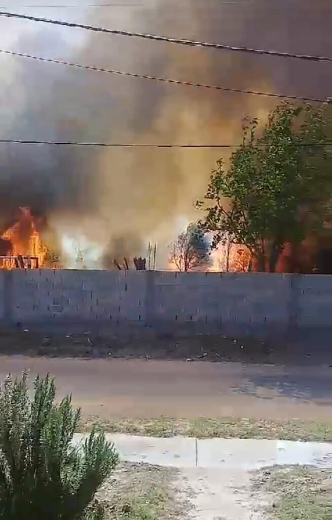 Alerta roja por incendio fuera de control en Los Sauces incendio los sauces