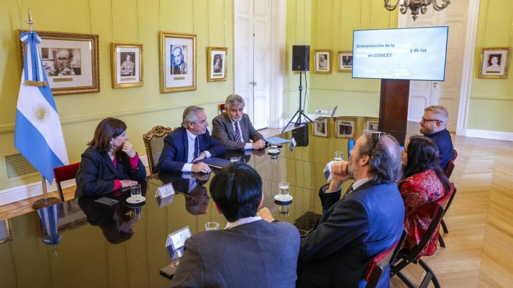 El presidente se reunió con investigadores del Conicet 65172f9d11e3c 1200
