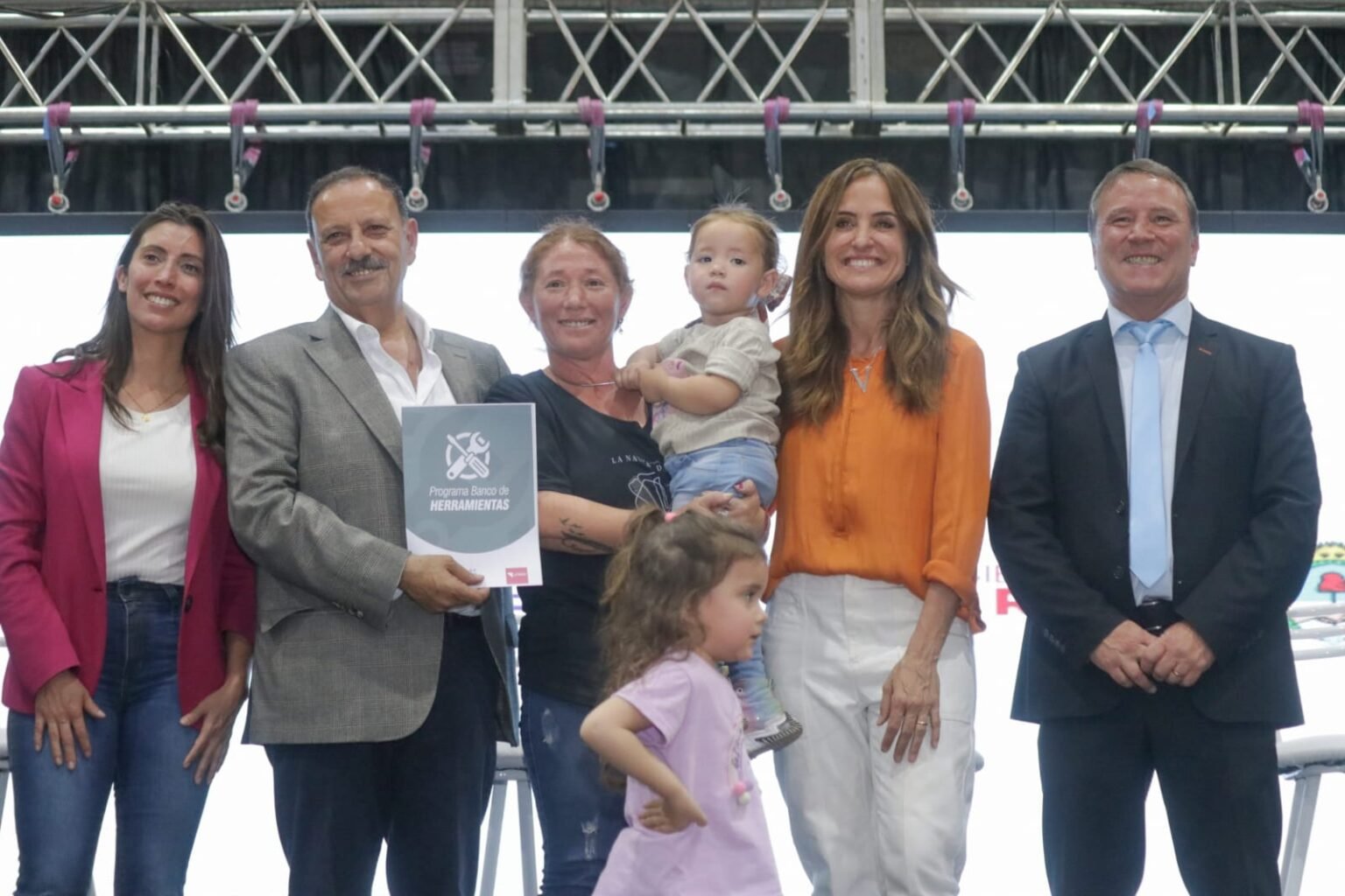 La Provincia y la Nación pusieron en marcha un nuevo banco de herramientas para las y los chileciteños WhatsApp Image 2023 09 15 at 6.03.17 PM