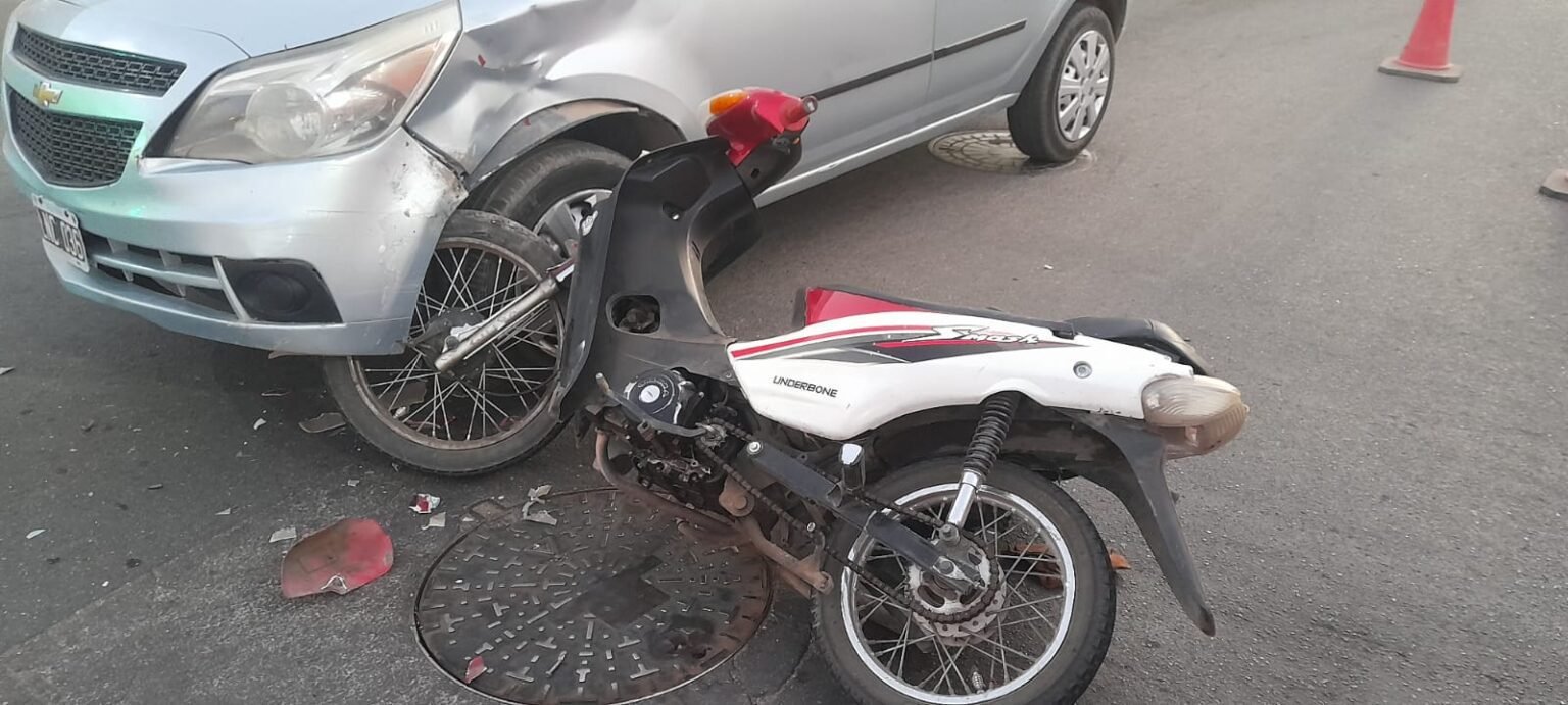 Motociclista salió ileso tras colisionar con un auto en Avenida 1ero de Marzo WhatsApp Image 2023 09 19 at 9.47.27 AM