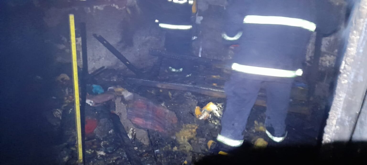 Incendio de gran magnitud se desató en una vivienda precaria de Capital WhatsApp Image 2023 09 20 at 9.14.46 PM