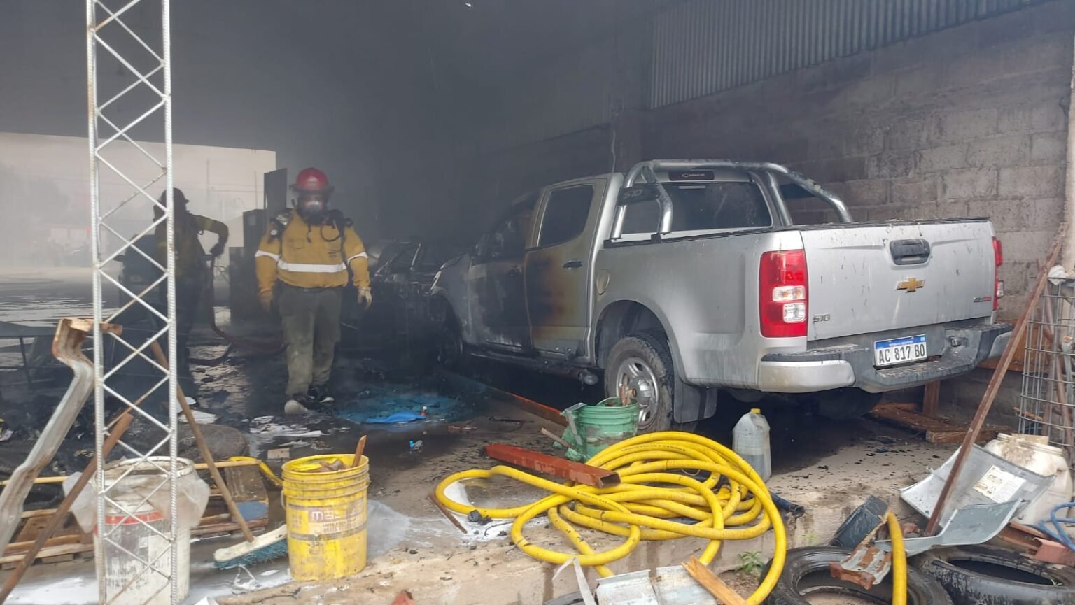 Incendio forestal alcanzó a un galpón y quemó vehículos WhatsApp Image 2023 09 26 at 6.27.38 PM