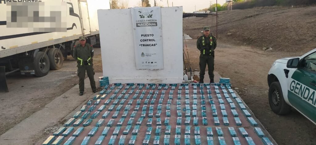 secuestran 100.000 paquetes de cigarrillos ilegales y mas de 144 kilos de hojas de coca 1