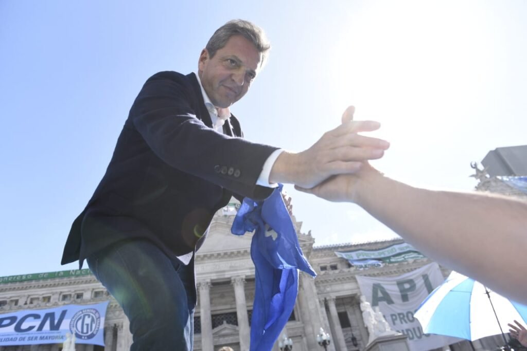 Massa llegó a la madrugada a Santiago para participar del debate presidencial 20231001 104046