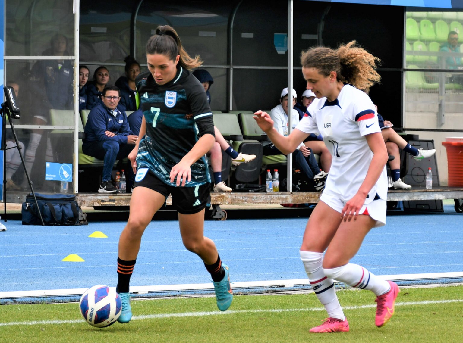 Una de cal y una arena: el fútbol femenino cayó por goleada, las Leonas van por el oro 20231029 110949