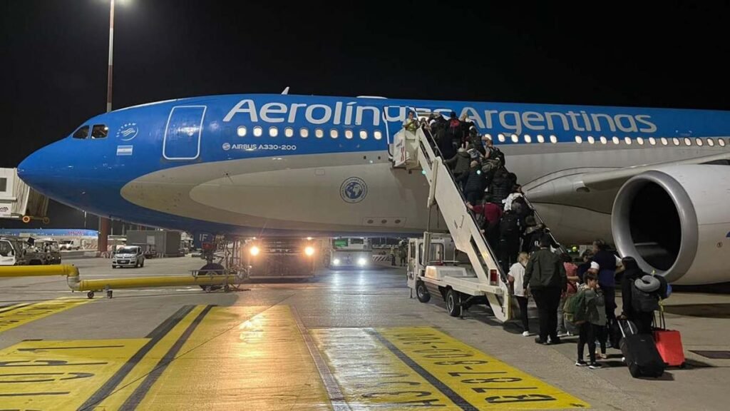 Llegó el cuarto vuelo de Aerolíneas Argentinas con 247 argentinos repatriados de Israel 652bccc60d989 1200