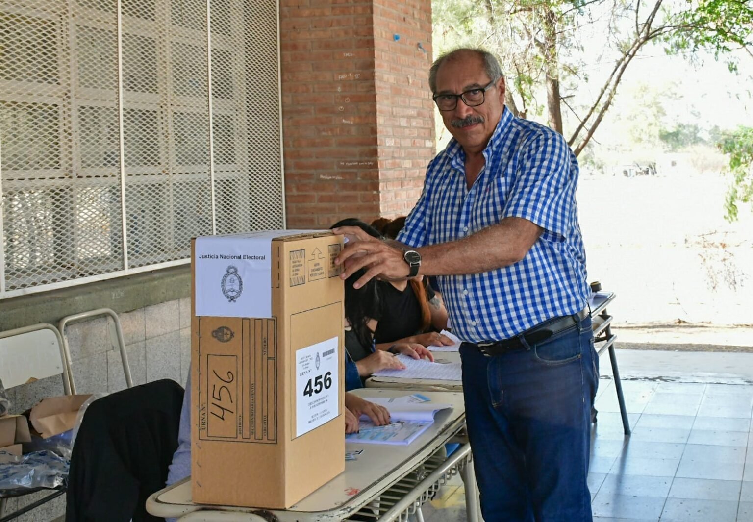 Adolfo scaglioni votando