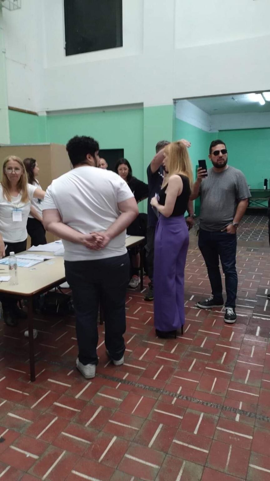 Candidata libertaria llegó a votar con la boleta de Milei «en mano» FB IMG 1698011944958