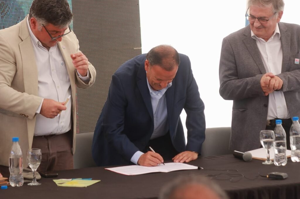 Quintela rubricó un importante acuerdo para mitigar los efectos de la sequía en Los Llanos riojanos junto al INTA WhatsApp Image 2023 10 10 at 2.47.14 PM