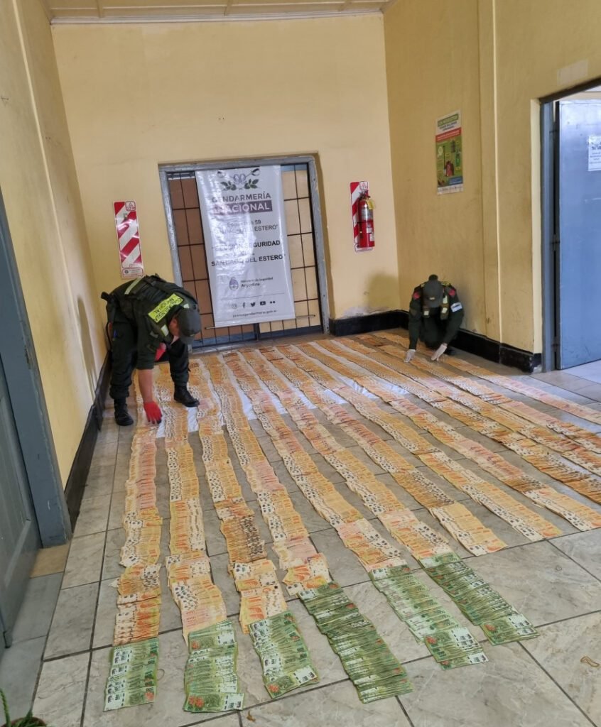 Santiago del Estero: dos hombres llevaban 12.999.000 de pesos dentro de una caja de cartón dinero
