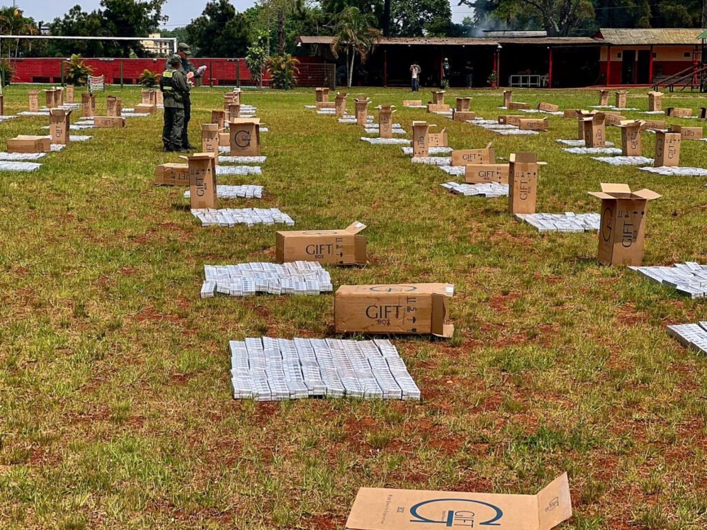 Gendarmes interceptan un cargamento de 125.000 atados de cigarrillos en Misiones misiones cigarrillos 125000 1