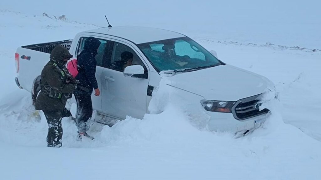 Gendarmes rescataron a dos familias y trabajadores varados por una tormenta de nieve en Neuquén 655bab5c9d5ac 1200