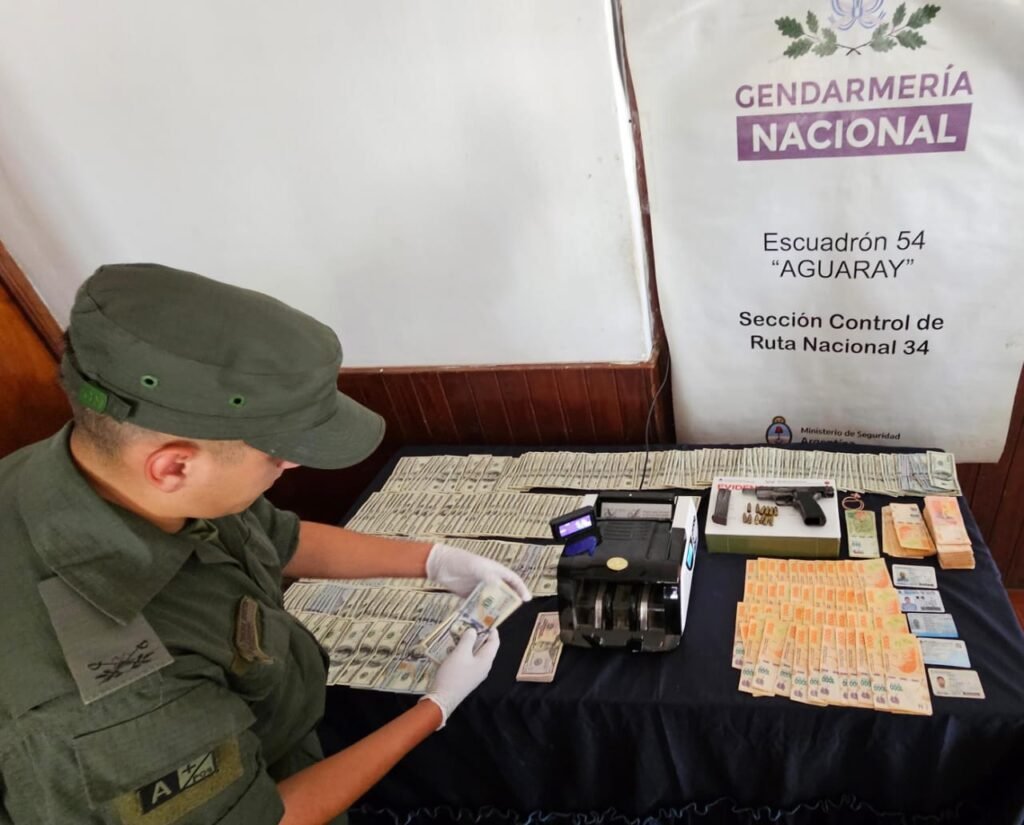 Salta: sujetos viajaban con divisas y un arma limada en un vehículo aguaray dinero arma 2