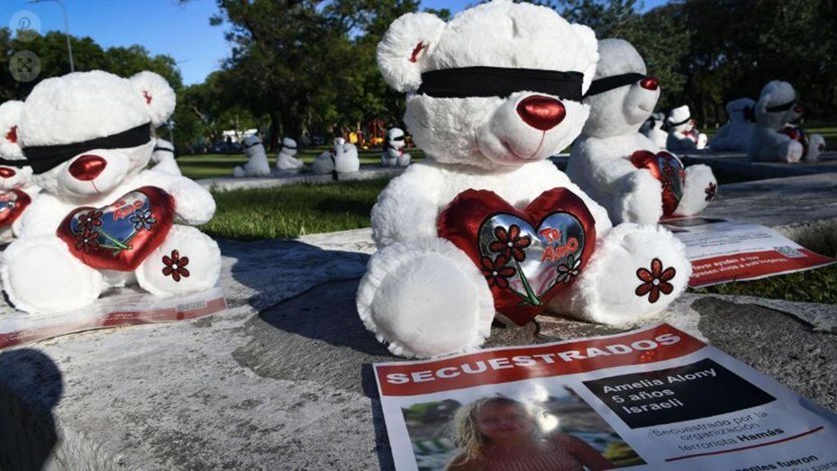 Instalaron 30 osos de peluche con los nombres de los niños secuestrados por Hamás en el Obelisco osos