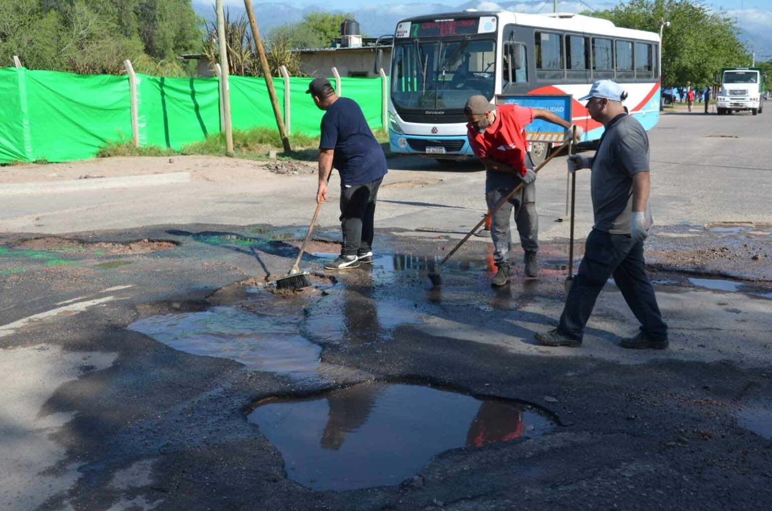 El Municipio Capital comenzó con el Plan Intensivo de Bacheo en la Zona Este 412937870 836594651807424 2294723138808337000 n