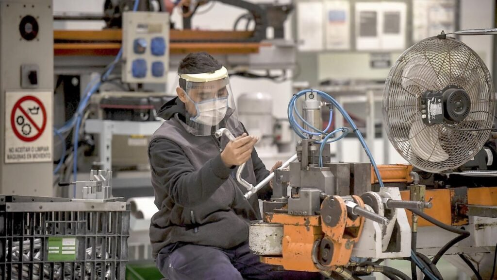 DNU en el ámbito laboral: período de prueba de 8 meses, cambios en indemnizaciones y despido por tomas o bloqueos 652056ac663c6 1200