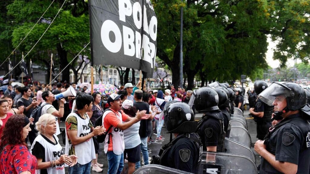 El Gobierno libertario enfrenta la primera movilización social este miércoles 656a0c24e5111 1200