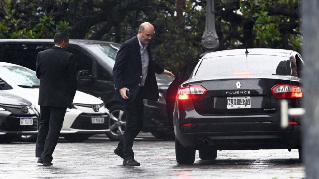 Sturzenegger defendió el DNU y cuestionó los cacerolazos 65803aa9c017c 1200