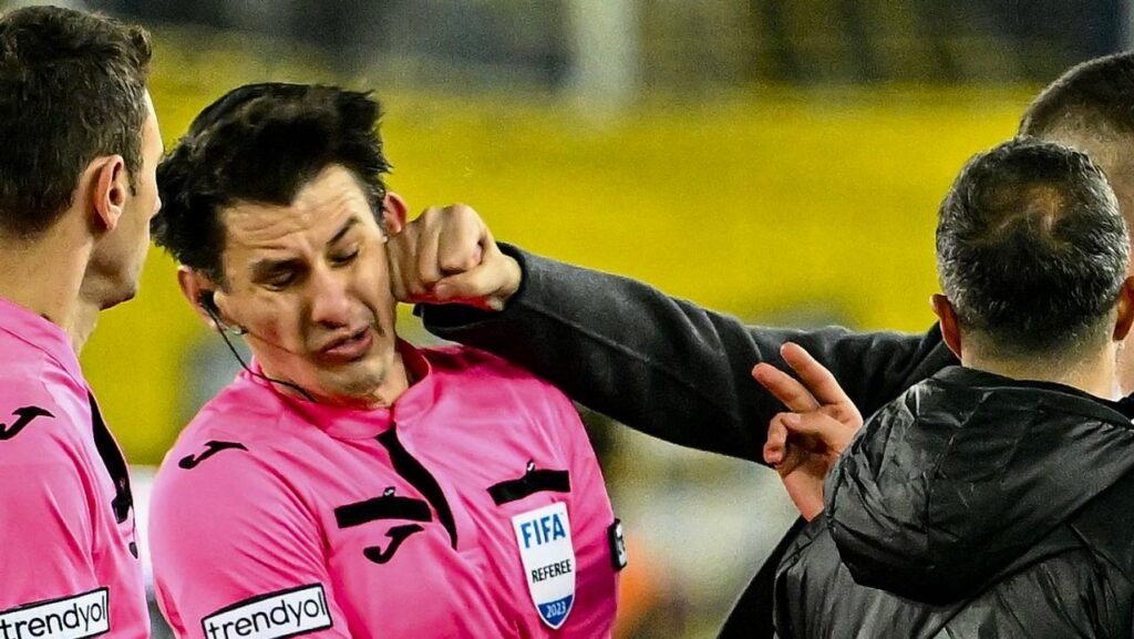 El presidente de un club noqueó al árbitro en un partido de la Superliga de Turquía 720