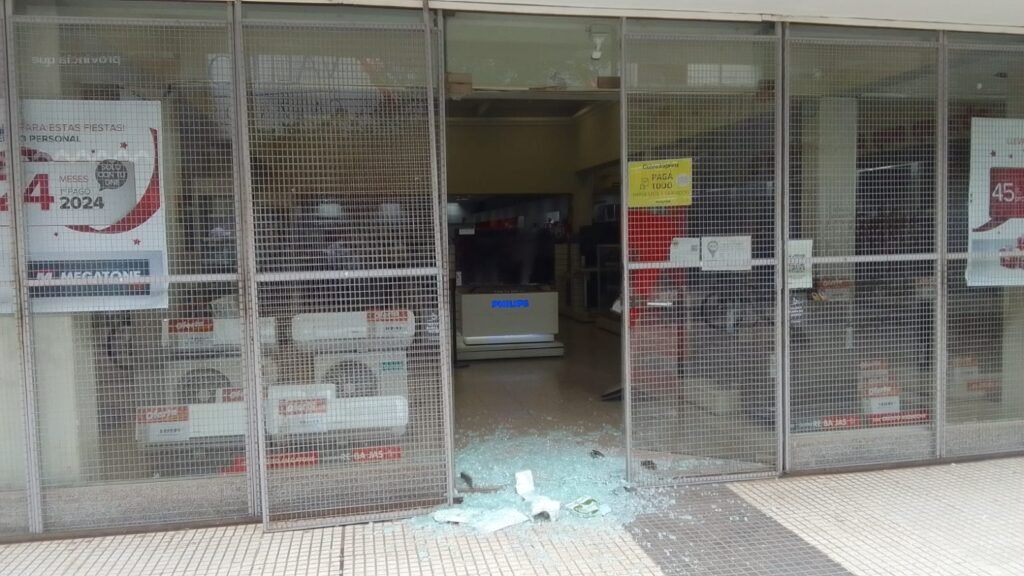 Persecución y detención de sujeto que robó un conocido comercio céntrico 1 WhatsApp Image 2023 12 04 at 9.33.52 AM
