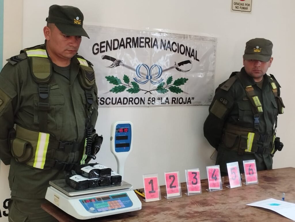 Una mujer fue detenida con un kilo y medio de cocaína mientras viajaba en colectivo 1 gendarmeria cocaina1