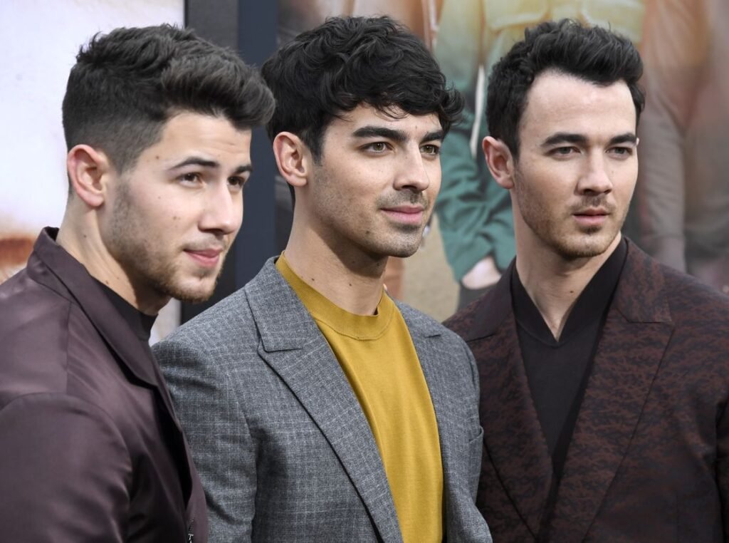 Jonas Brothers regresa para recorrer cinco álbumes en una noche jonas brothers amazon trajes joe kevin nick 1559638737