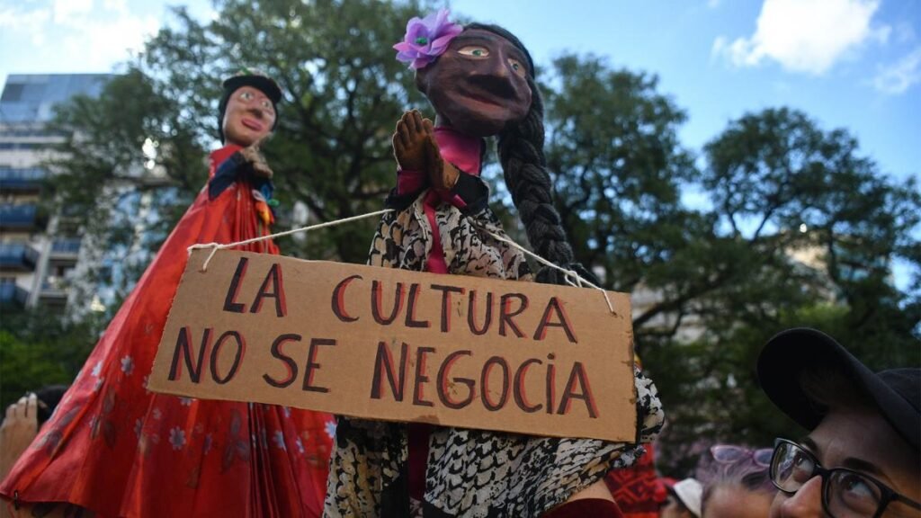 Masivo «cacerolazo cultural» en La Rioja contra las medidas de Milei 659f2a7c92f69 1200