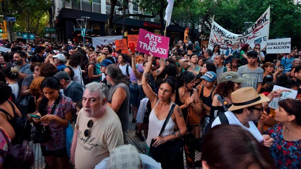 El cacerolazo cultural se replicó en distintas plazas de todo el país 659f33d97b394 1200