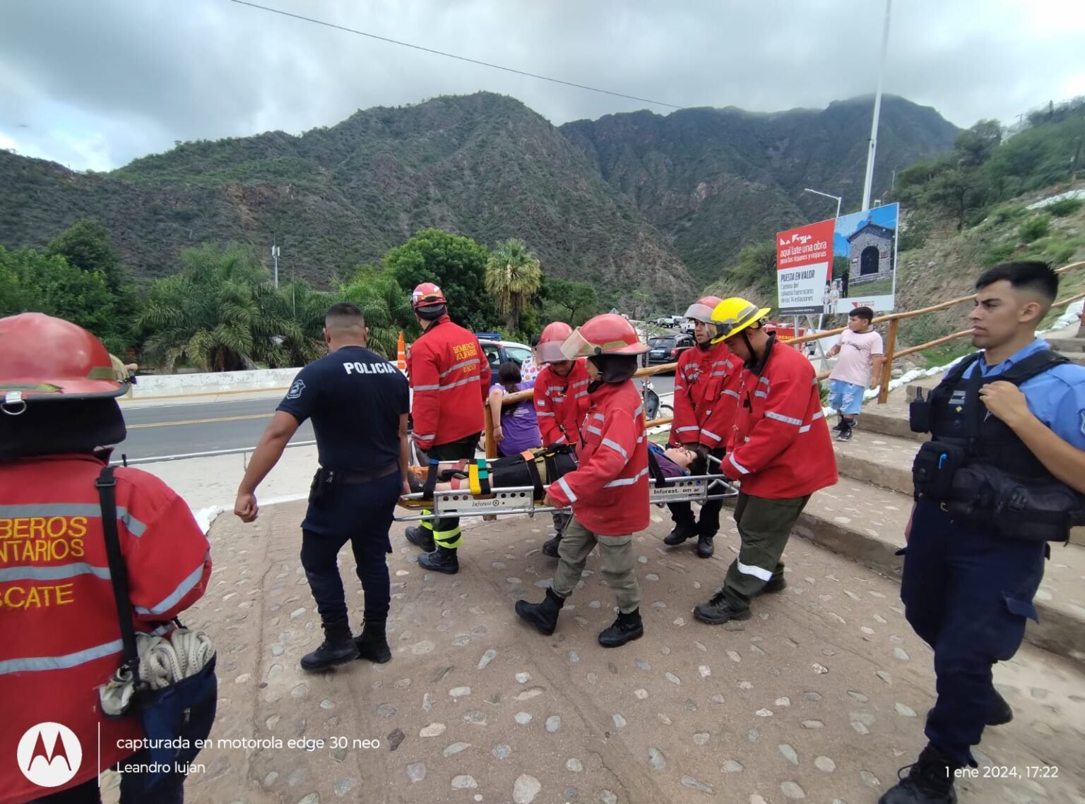 Rescataron a un adolescente que cayó en el Calvario y sufrió lesiones WhatsApp Image 2024 01 01 at 6.47.16 PM