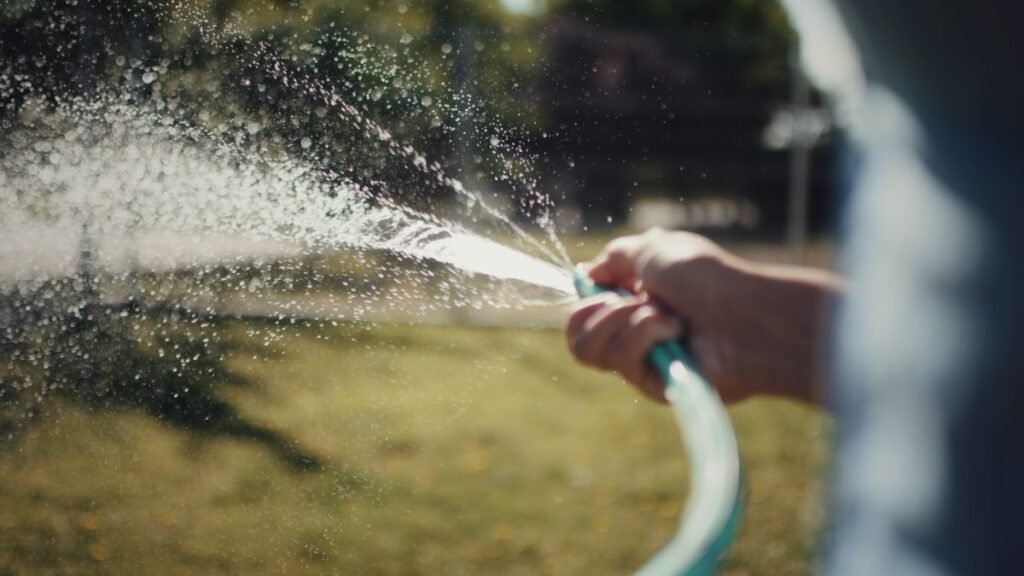 Tras la ola de calor concientizaron en el uso del agua por la falta hídrica en barrios agua riego