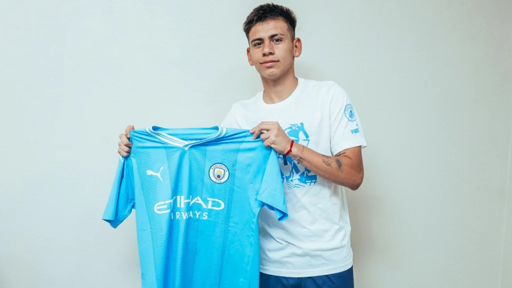 Manchester City anunció al «Diablito» Echeverri con un contrato hasta junio de 2028 echeverri filtered