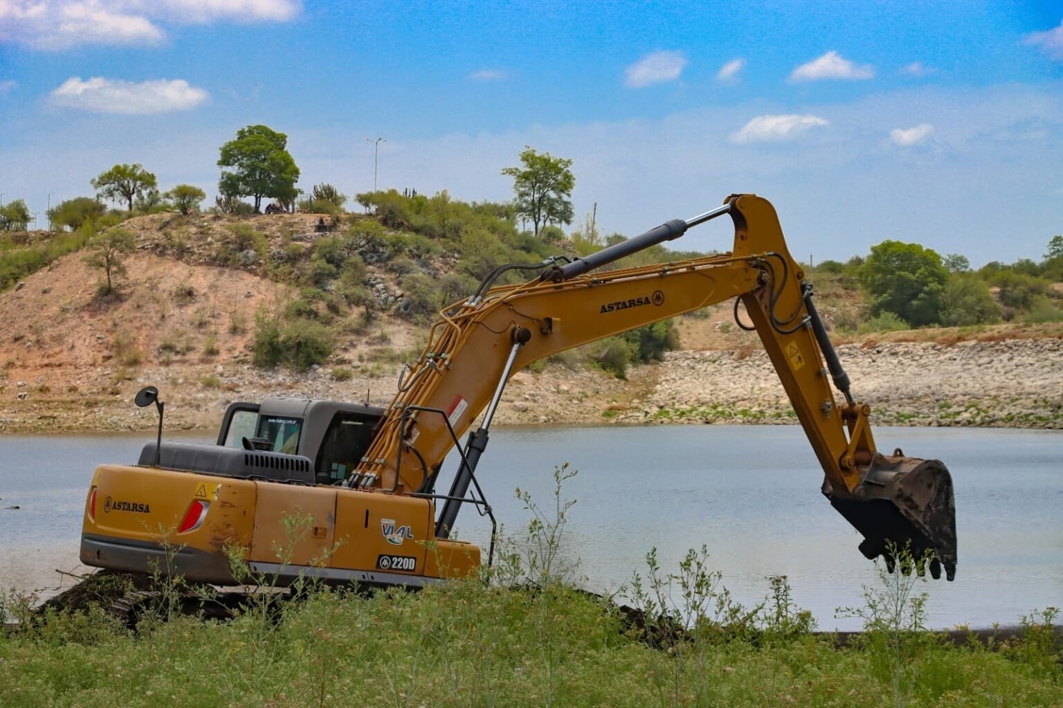 Para aumentar su almacenamiento, comenzó la limpieza del dique La Aguadita en Chamical 422396590 863388829128006 4228748050269954730 n