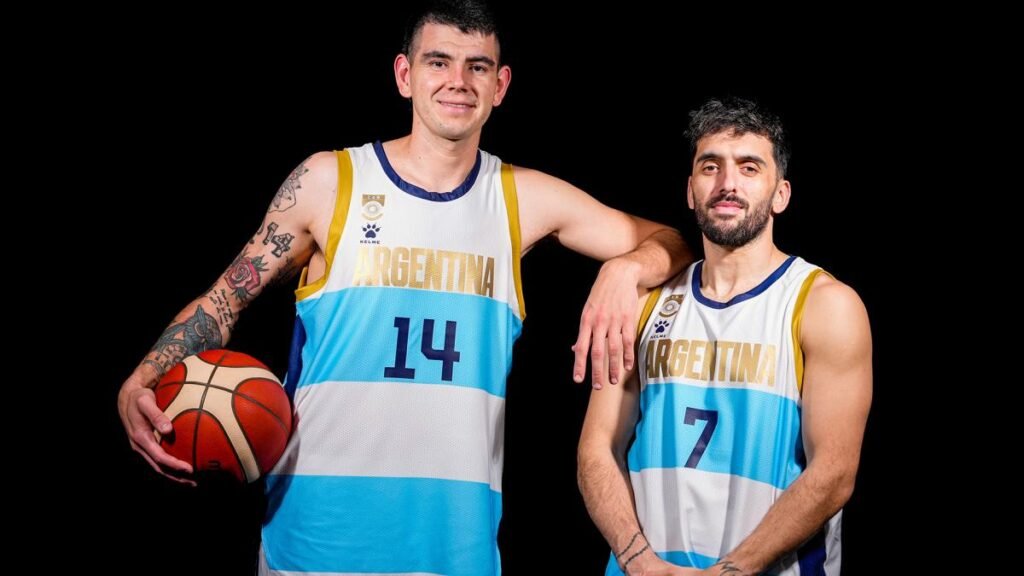 La Selección de básquet presentó su nueva camiseta a 20 años del Oro en Atenas 65d62b0256c0b 1200