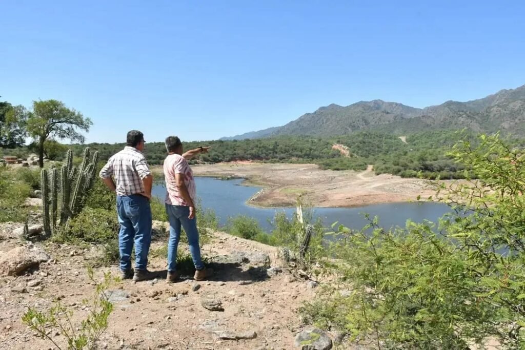 El Gobierno provincial finalizó los trabajos de limpieza en el dique La Aguadita de Chamical IMG 20240224 WA0003