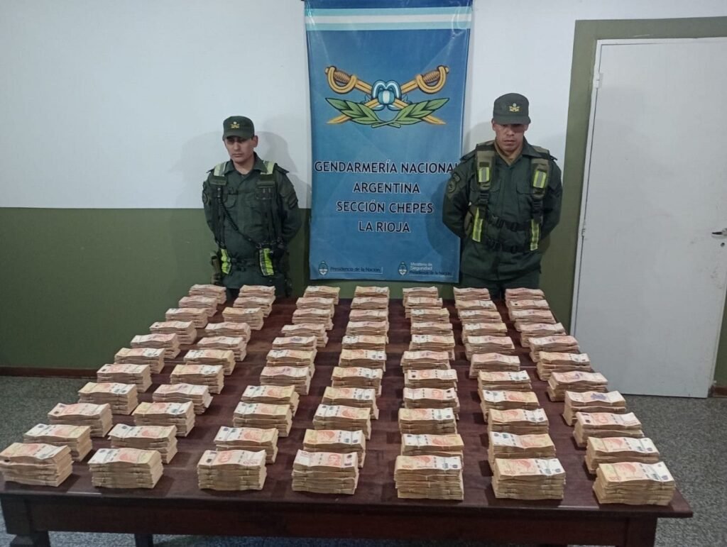Incautaron 38 millones de pesos sin aval legal en la ruta camino a Chepes Vicky gendarmeria
