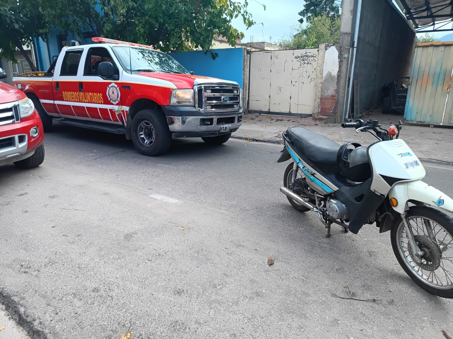 Motociclista resultó ileso tras chocar contra una camioneta WhatsApp Image 2024 02 21 at 6.03.27 PM
