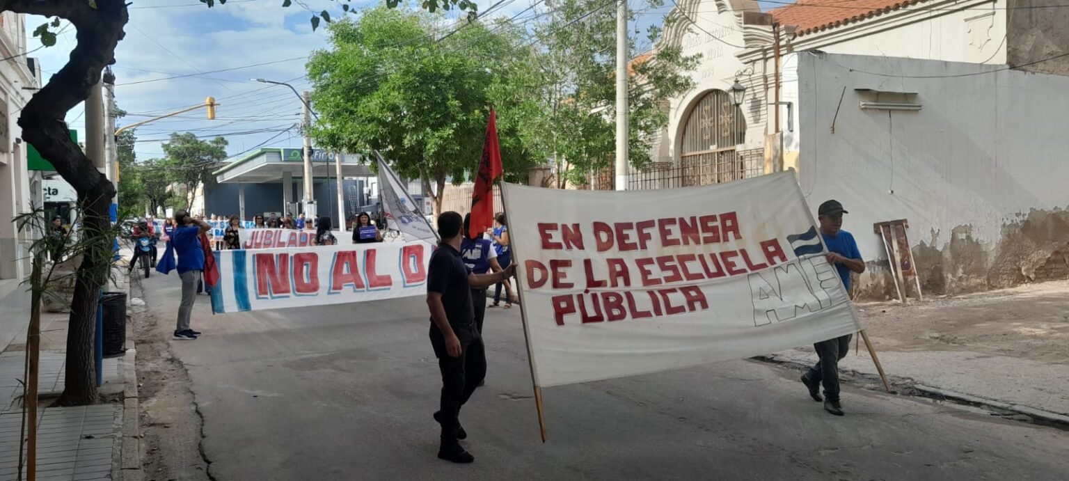 Realizaron movilización en Defensa de la Escuela Pública y contra el ajuste libertario WhatsApp Image 2024 02 26 at 9.44.22 AM
