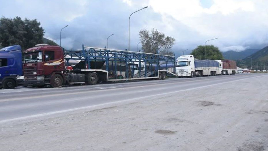Jujuy busca resolver la dramática situación de camioneros varados jujuy camiones