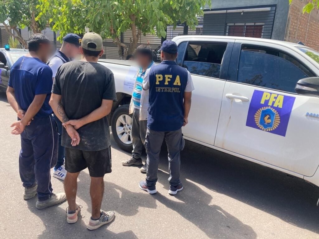 Detuvieron a tres personas con pedido de captura internacional por homicidio en Bolivia la policia federal argentina detuvo a tres personas con pedido de captura internacional por homicidio a solicitud de bolivia